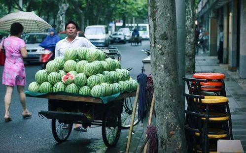 路边吃瓜姑娘,揭秘街头文化新现象