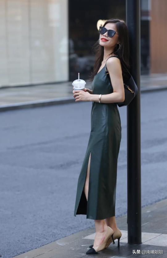 今日头条吊带裙搭配,吊带裙演绎夏日风情，轻松打造迷人造型