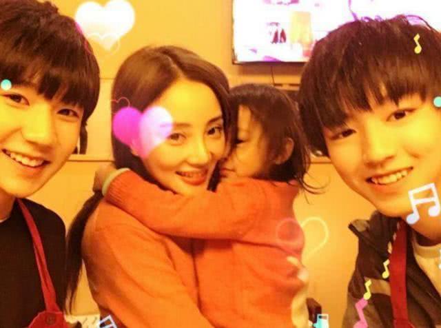 甜馨和明星合照,童真魅力绽放