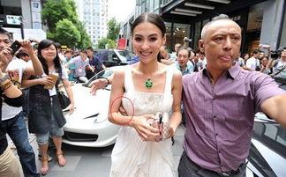 明星被摸奶图片,明星被摸奶事件引发热议